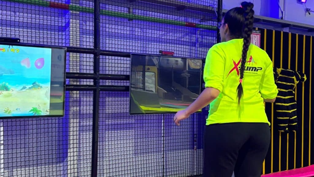 monitor hace una muestra de las actividades en el parque
